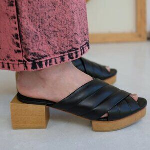 Beklina Crossover Ribbed Clogs (marked 8.5 but fits like 7.5)